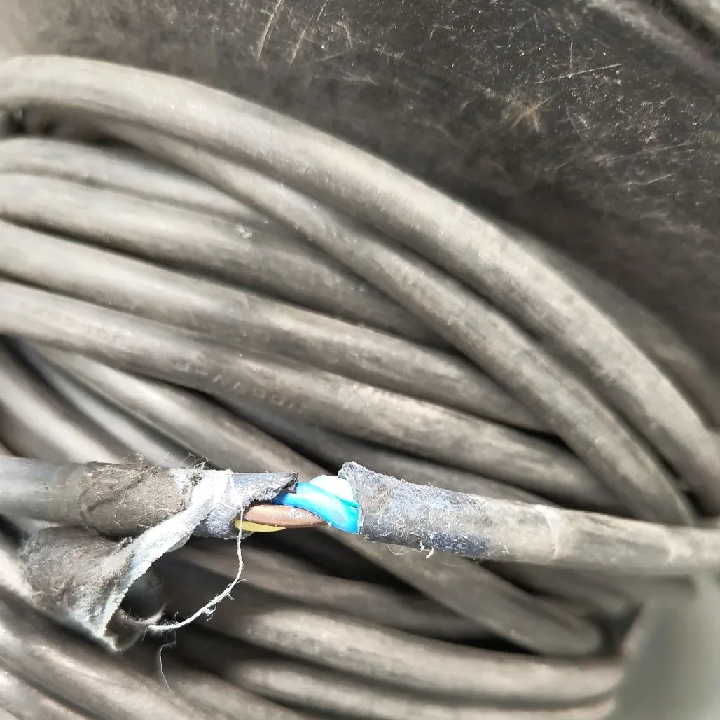 Mehr über den Artikel erfahren Elektrosicherheit in Werkstätten und Industrie – Was ist zu beachten?
